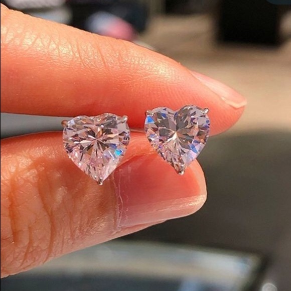 Exquisite .925 Sterling Slvr Heart Moissanite Stud - Picture 7 of 7